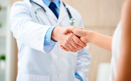 Врач жмет руку пациенту