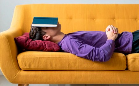 Парень лежит на желтом диване