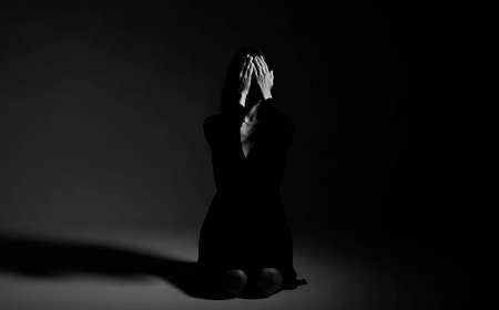 Женщина сидит на полу