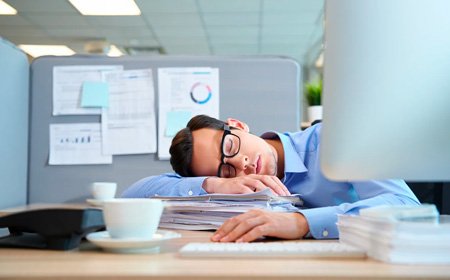 Мужчина спит на рабочем месте