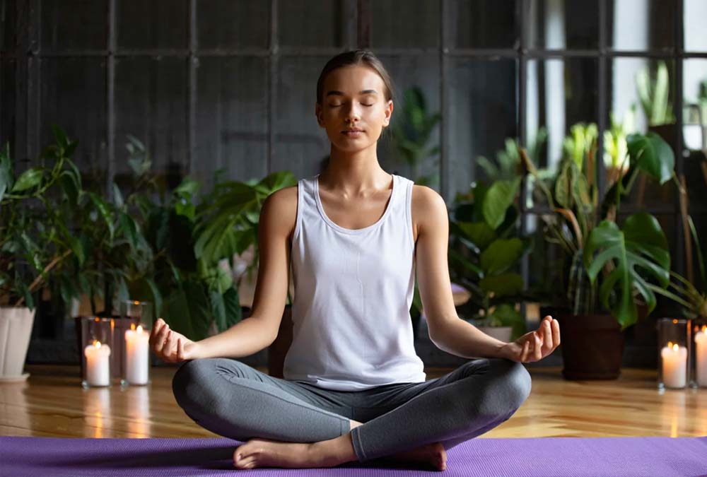 Девушка занимается йогой