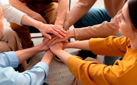 Люди держаться за руки